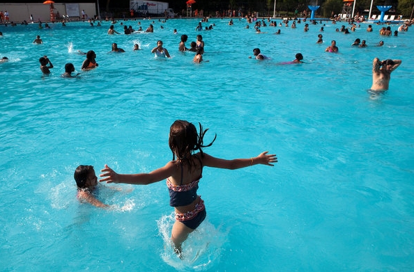 El clima está cambiando llega la tradición veraniega: pasar el día descansando en la piscina al aire libre o chapoteando en un parque acuático