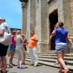 Gobierno sigue plan de abrir el turismo el 1 de julio, pero con condiciones