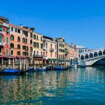 Los turistas asoman en Venecia como aves raras