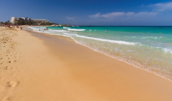 Supervisado por OMT Canarias reabre Turismo con el lema “Vuelo seguro, hotel impecable y mascarillas por todas partes