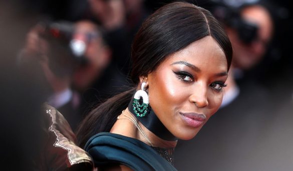 Naomi Campbell posa desnuda en el metro de Nueva York, solo cubierta por carteras, ¿no tenía miedo al covid?