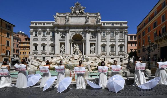 Novias protestan en Roma para que vuelvan las bodas