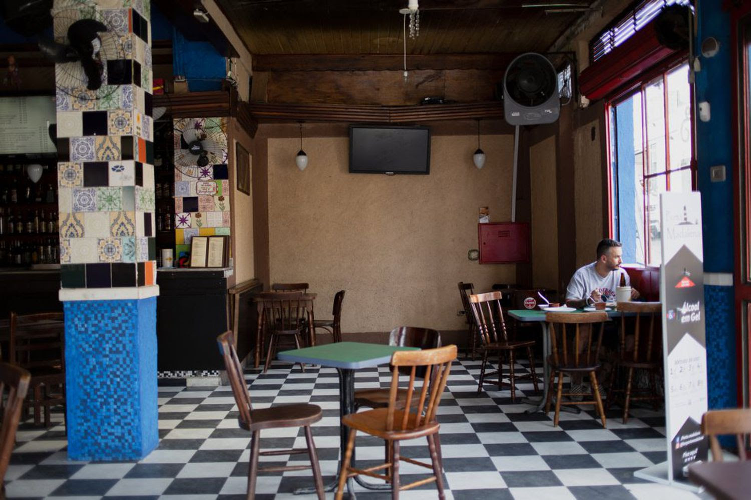 Los bares y restaurantes inician una tímida reapertura en São Paulo