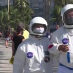Con traje de astronauta, buscan evadir al coronavirus en Brasil