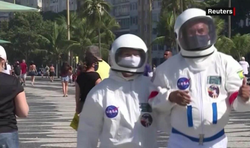 Con traje de astronauta, buscan evadir al coronavirus en Brasil