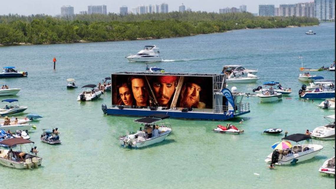 Novedad turística en Miami, una nueva unidad en el cine en la Bahía de Biscayne: asegúrese de venir en su bote