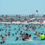 Pese al récord de contagios de coronavirus y la falta de camas, las playas de Miami siguen llenas
