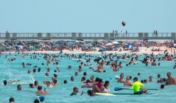 Pese al récord de contagios de coronavirus y la falta de camas, las playas de Miami siguen llenas