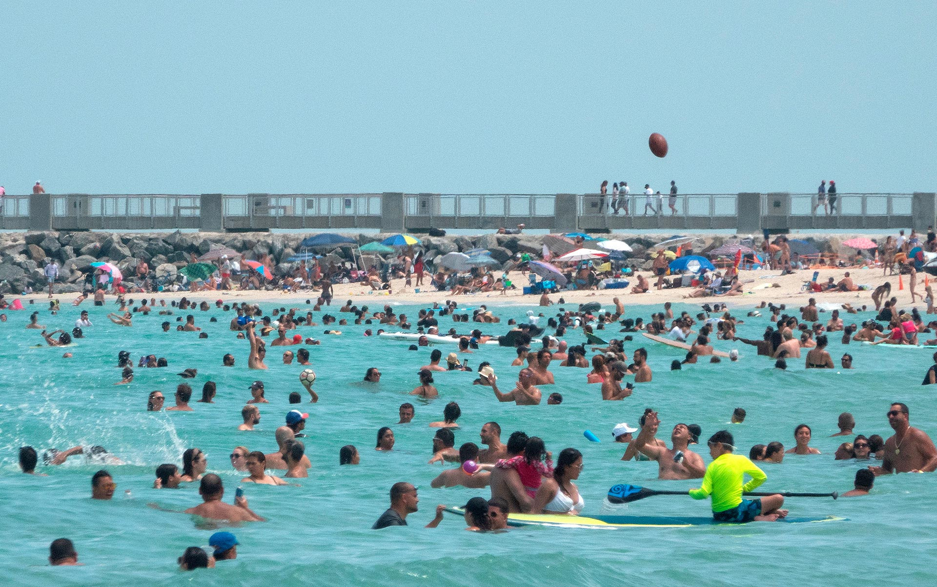 Pese al récord de contagios de coronavirus y la falta de camas, las playas de Miami siguen llenas