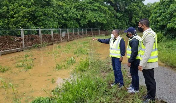Inspeccionan daños de la tormenta Laura en el aeropuerto La Isabela