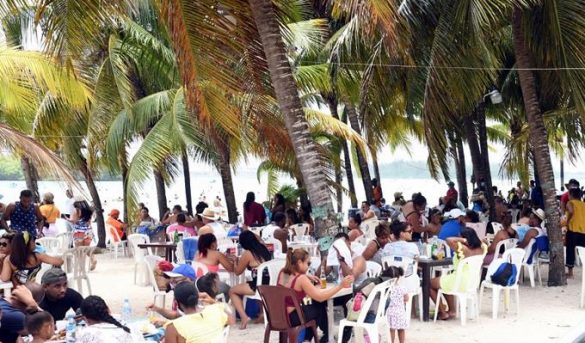 Irrespetan distanciamiento social en playa de Boca Chica