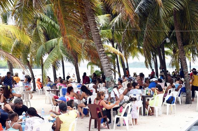 Irrespetan distanciamiento social en playa de Boca Chica