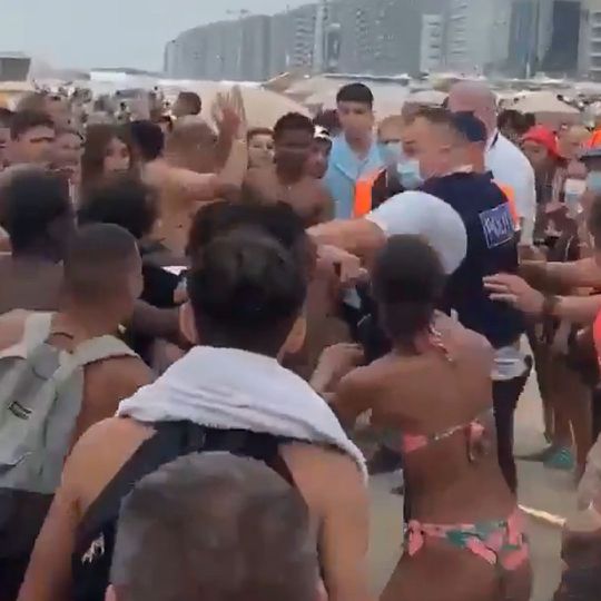 Batalla campal entre policías y turistas que incumplían las normas en una playa de Bélgica