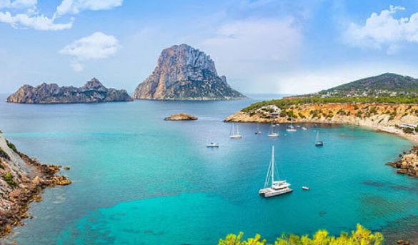 La nueva Ibiza se reinventa para atraer los turistas: la isla de la fiesta  ahora atrae a todos los públicos