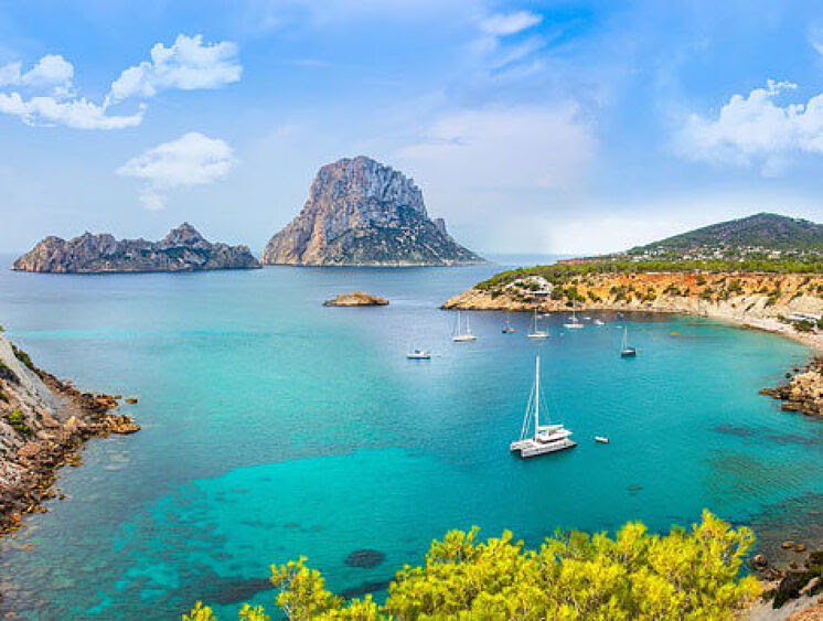 La nueva Ibiza se reinventa para atraer los turistas: la isla de la fiesta  ahora atrae a todos los públicos