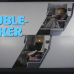 El diseño del asiento económico de dos pisos significa que los pasajeros pueden quedarse acostados para dormir
