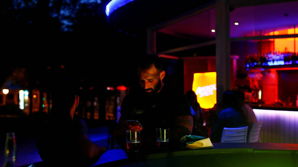 Cataluña prorroga 15 días la clausura del ocio nocturno y Madrid cierra para protestar