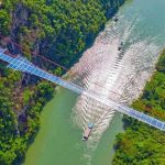 China inaugura el puente de cristal más largo (e impresionante) del mundo