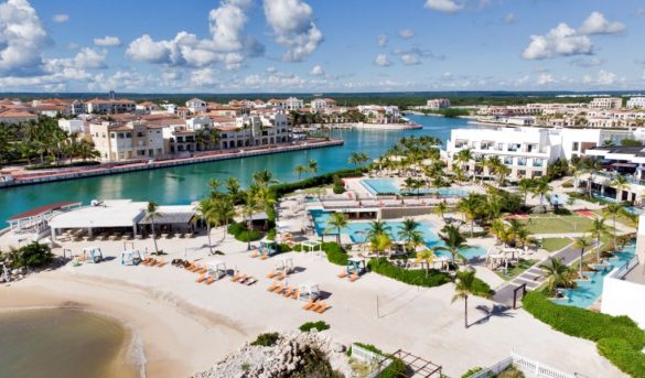 Cap Cana Tel y Claro firman acuerdo para despliegue fibra óptica en todo el complejo