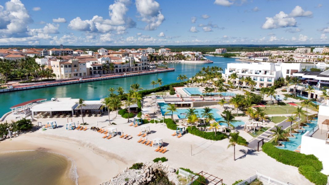 Cap Cana Tel y Claro firman acuerdo para despliegue fibra óptica en todo el complejo