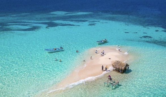 Paradisíaco islote Cayo Arena en el litoral atlántico de RD, resaltado por la revista  @Forbes  como una de las mejores playas del Caribe