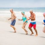 La playa y el mar: fuente de salud para las personas mayores