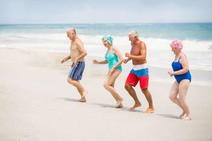 La playa y el mar: fuente de salud para las personas mayores