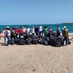 Fundación XSDO limpia playa Gringo en la zona de Haina