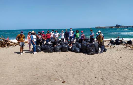 Fundación XSDO limpia playa Gringo en la zona de Haina
