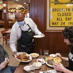En Nueva York a partir de hoy res­tau­rantes pueden cobrar un 10% adicional por 'cargo covid'