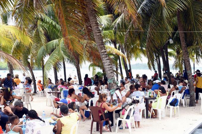 Más de 20 mil personas visitaron playa de Boca Chica este fin de semana
