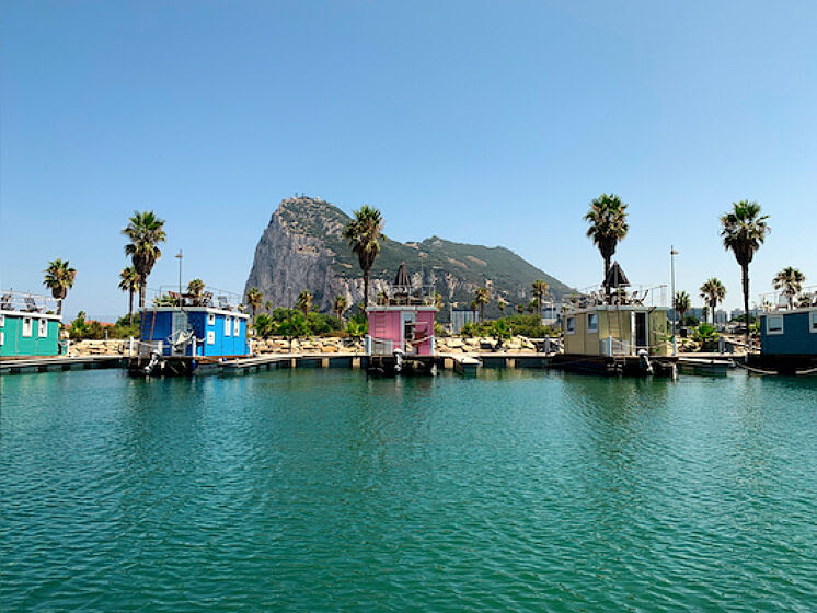 No es Ámsterdam, es La Línea: cómo dormir en una casa-barco frente al Peñón de Gibraltar