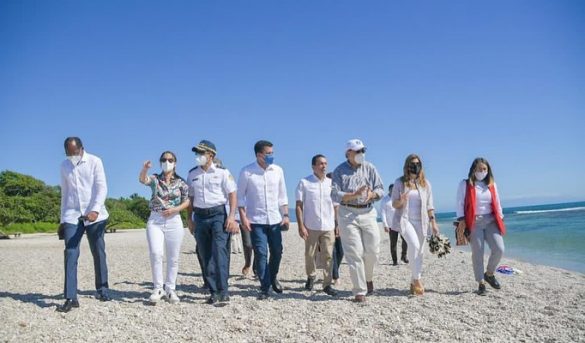 Collado explora potencial turístico de playa El Quemaito en Barahona