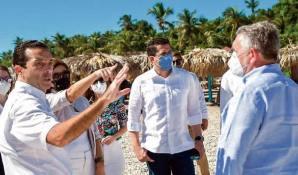 Ministro de Turismo se reúne con dirigentes turísticos el Sur