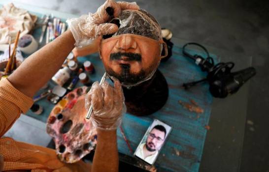 Artista brasileño pinta mascarillas para quienes quieren mostrar el rostro