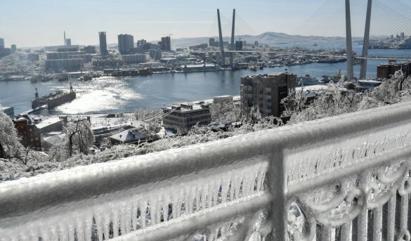 Un fenómeno poca veces visto,  la -Lluvia engelante -, el extraño fenómeno que ha congelado una ciudad entera en Rusia