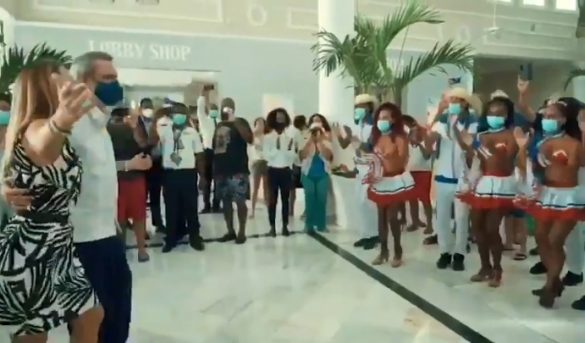Vídeo – El tremendo baile de Encarna Piñero con el presidente Abinader inaugurando un hotel