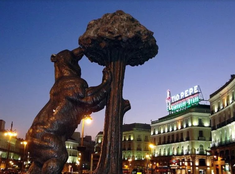 El Oso y el Madroño símbolo heráldico de Madrid, España