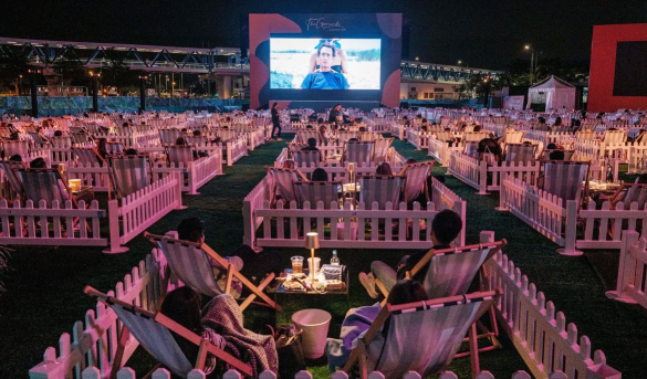 Cine al aire libre con distanciamiento social en Hong Kong