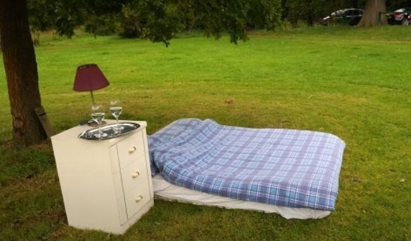 Los youtubers que han puesto un colchón bajo un árbol para crear 