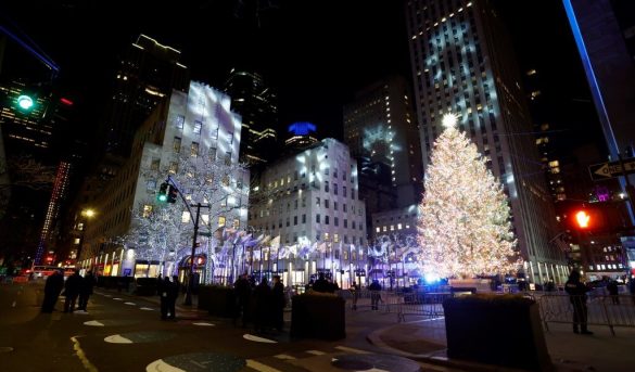 Nueva York inaugura época navideña con el encendido del árbol de Rockefeller