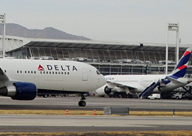 Pasajeros saltan de un avión de Delta en pleno funcionamiento