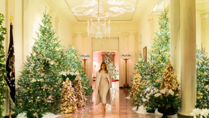 Melania Trump presenta la decoración navideña de la Casa Blanca tras polémica