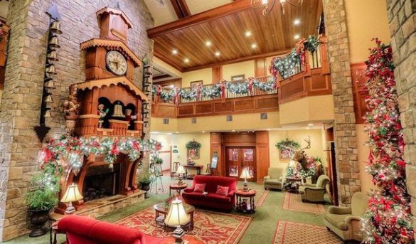 En el interior del hotel de temática navideña que celebra la temporada festiva durante todo el año