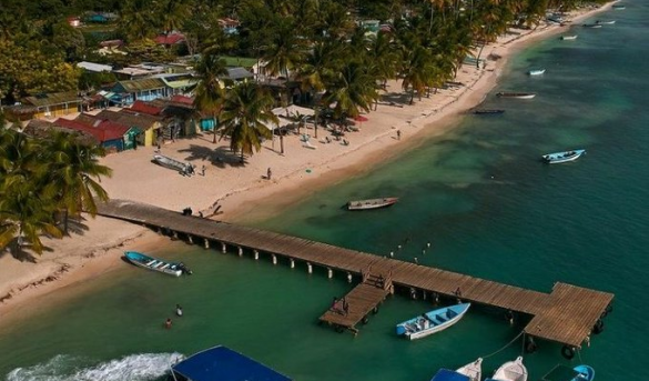Ideal para turismo interno. Playa y poblado Mano Juan, Isla Saona