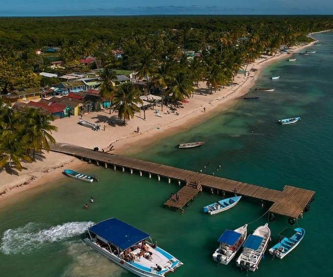 Ideal para turismo interno. Playa y poblado Mano Juan, Isla Saona