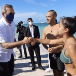 Presidente Abinader, visita Playa Bávaro para inspeccionar limpieza Sargazo
