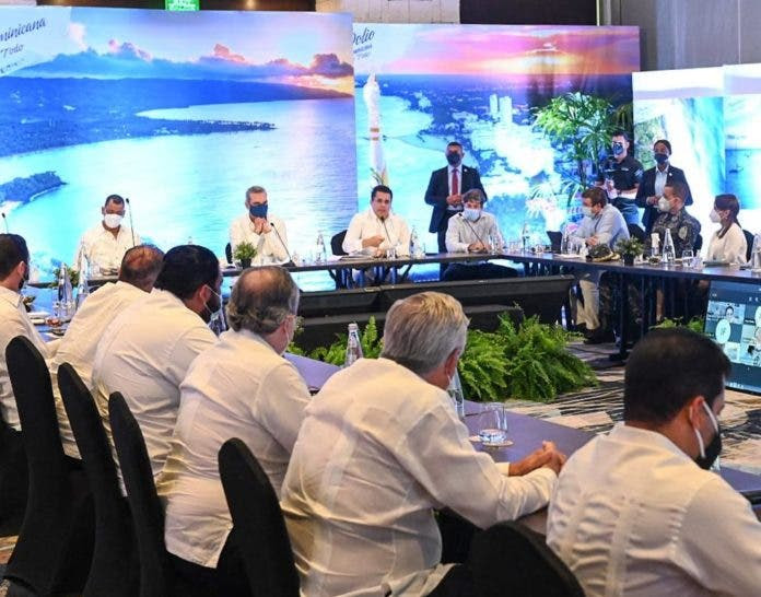 Ministro de Turismo llama hoteleros y dueños de aeropuertos ser más rigurosos en aplicación de protocolo anticovid