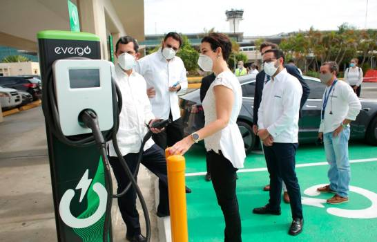 Instalan cinco estaciones de carga para vehículos eléctricos en Aeropuerto Las Américas