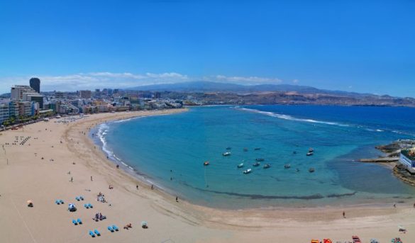 Playas desiertas en Canarias mientras la COVID hunde el turismo en España